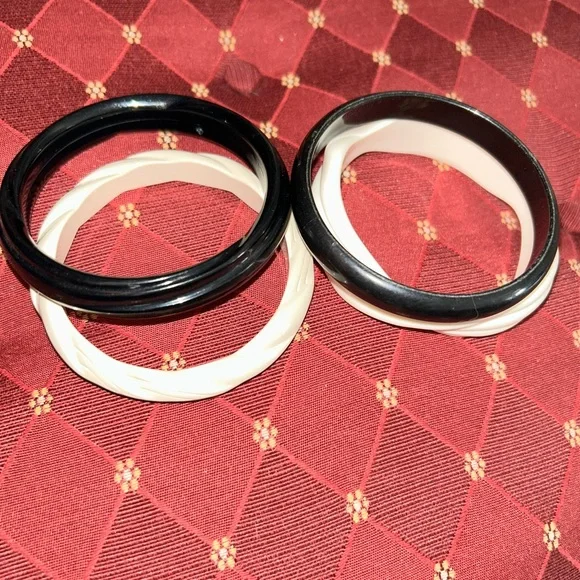 Vintage bracelet bundle  - black and cream colored - Picture 9 of 9